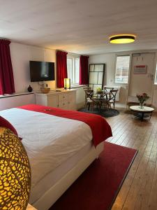 sypialnia z dużym łóżkiem i jadalnią w obiekcie Boat no Breakfast w Amsterdamie