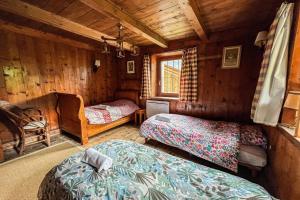 En eller flere senge i et værelse på Large ski nest with garden