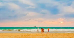un gruppo di persone in piedi su una spiaggia di Lucky Prince Villa ad Aluthgama