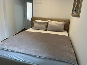 un letto con due cuscini sopra in una stanza di Apartment 7 a Bol