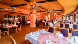 Kefi Palmera Beach Resort El Sokhna - Family Only في العين السخنة: غرفة طعام مع طاولات وكراسي بيضاء