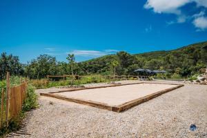 una cancha de baloncesto en un patio con una valla en Mas de Toulair, Spacieuse villa d'exception 5 étoiles, en Saint-Christol-de-Rodières