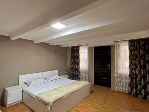 マートヴィリにあるHotel Dokoのベッドルーム1室(白いベッド1台付)