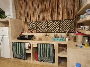 een model van een keuken met een aanrecht bij Mgongo tree house in Jambiani