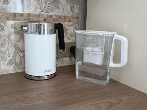 a blender sitting on top of a counter at Apartamentai Šviesa 2 in Palanga