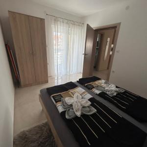 1 dormitorio con 2 camas con flores en Villa Ronić en Soko Banja