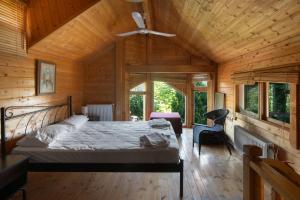 Posteľ alebo postele v izbe v ubytovaní Zeus-Village οικισμός φινλανδικών chalet με πισίνες & γυμναστήριο + 37 fotografií
