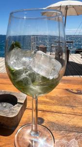 szklankę wina siedzącą na drewnianym stole w obiekcie Salento Villa Don Peppino w mieście San Foca