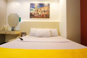 Postel nebo postele na pokoji v ubytování Eurotel Las Pinas