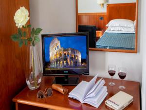 Affittacamere Centro Cavour في روما: مكتب مع تلفزيون وكاسات كتاب ونبيذ