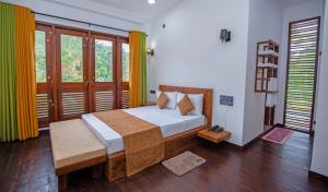 1 dormitorio con 1 cama y algunas ventanas en Wenasa Holiday Resort, en Diyatalawa