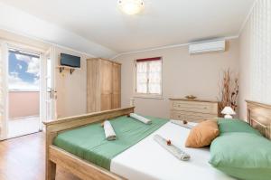 una camera da letto con un letto grande e una finestra di Villa Klara a Kaštelir (Castellier) Altre 37 foto