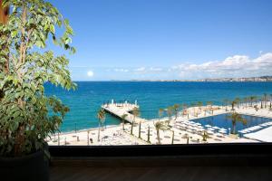 una ventana de hotel con vistas al océano en Belvedere Hotel en Vlorë