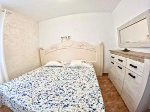 niewielka sypialnia z łóżkiem i komodą w obiekcie Apartments Obradovic w mieście Krašići