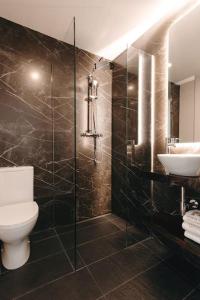 a bathroom with a toilet and a sink at Apartamento Porta14 2 in Chaves