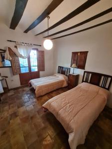 um quarto com duas camas num quarto em El Cabezo de la Torre em Cieza