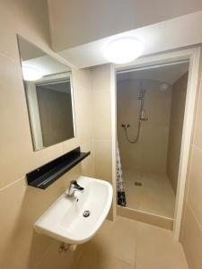 ein Bad mit einem Waschbecken und einer Dusche in der Unterkunft StayHere Central City Suite 1 - contactless Self-Check-IN in Graz