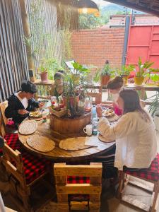 Swahili Villa في أروشا: مجموعة من الناس يجلسون حول طاولة خشبية