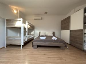 een slaapkamer met een bed en een stapelbed bij Dua Al Mar With Parking Garage in Rovinj