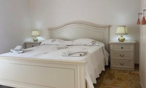 Ένα ή περισσότερα κρεβάτια σε δωμάτιο στο Lo Scorcio sul Mare Apartment