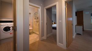 baño con ducha a ras de suelo y lavadora en Kilmurry Lodge Hotel en Limerick