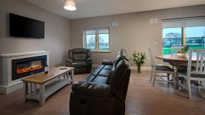 uma sala de estar com um sofá e uma lareira em Kilmurry Lodge Hotel em Limerick