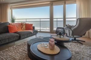 un salon avec vue sur l'océan dans l'établissement 7e verdiep Appartement met zeezicht in Knokke voor max 6 personen, à Knokke-Heist