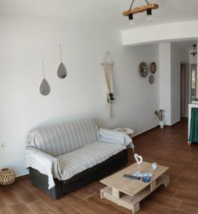 ein Wohnzimmer mit einem Sofa und einem Couchtisch in der Unterkunft White Lotus seaside apartment in Kini