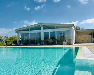 uma casa com piscina em frente a uma casa em 309 Le Saline - Stintino em Stintino