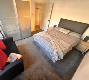 a small bedroom with a bed and a couch at Charming 2-Bed Apartment in Birmingham in Birmingham