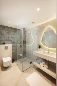 Ванна кімната в Allenbeach TLV- apart Hotel- Adults only