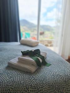um par de toalhas numa cama com uma janela em Vale dos Ilhéus em Machico