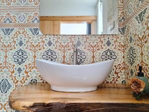 uma casa de banho com um lavatório numa mesa de madeira em Vale dos Ilhéus em Machico