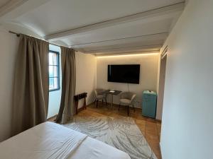 una camera con letto e TV a schermo piatto di Posada del Marqués - bed & breakfast a Esporles