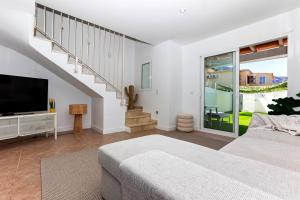 TV a/nebo společenská místnost v ubytování Bonito adosado en las rotas (Denia)