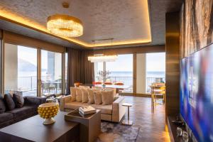 TV a/nebo společenská místnost v ubytování Merit Starlit Hotel & Residences