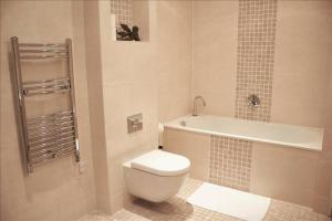 un bagno con wc e vasca da bagno di The Coral Suite a Southport Altre 24 foto