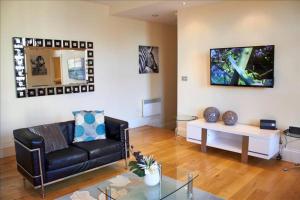un soggiorno con un divano e un tavolo di The Coral Suite a Southport