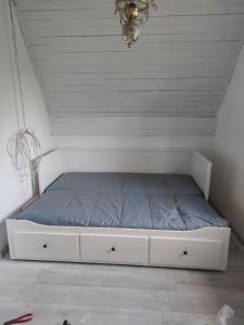 Кровать или кровати в номере Romantic Lakeside Retreat - Nature Sport near Bp