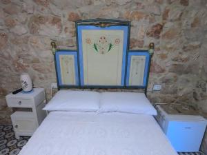 Postel nebo postele na pokoji v ubytování Dommu de Nannai Moro: Camera con bagno e balcone