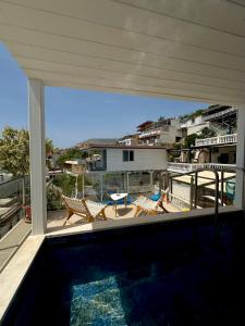 - un balcon avec vue sur la piscine dans l'établissement Qeparo Napolon Complex, à Qeparo