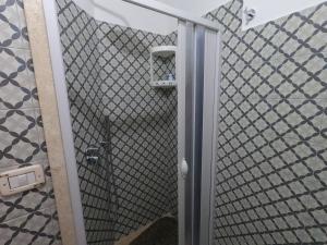 W łazience znajduje się prysznic ze szklanymi drzwiami. w obiekcie Dommu de Nannai Moro: Camera con bagno e balcone w mieście Baunei