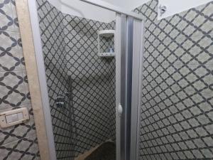 Koupelna v ubytování Dommu de Nannai Moro: Camera con bagno e balcone