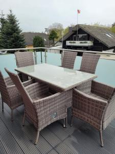 einen Terrassentisch und Stühle auf einer Terrasse in der Unterkunft Ferienwohnung Strandnah in Cuxhaven