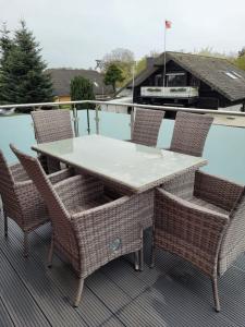 ein Terrassentisch und Stühle auf einem Deck in der Unterkunft Ferienwohnung Strandnah in Cuxhaven + 23 Fotos