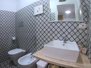 Koupelna v ubytování Dommu de Nannai Moro: Camera con bagno e balcone