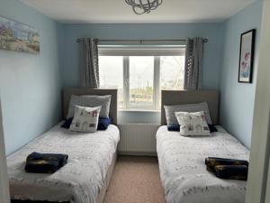 Postelja oz. postelje v sobi nastanitve Beautiful Sea view, Entire 2 bed Apartment, Portrush centre West Strand BeachView