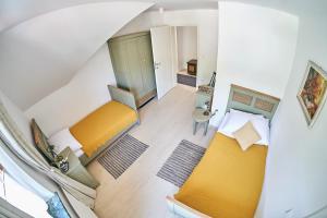 an overhead view of a room with two beds at River House Radolca in Radovljica