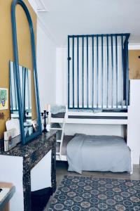een slaapkamer met een bed en een grote spiegel bij Casa Cabanel in Montpellier