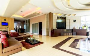 バンドンにあるAndelir Hotelのソファとテーブルのあるリビングルーム